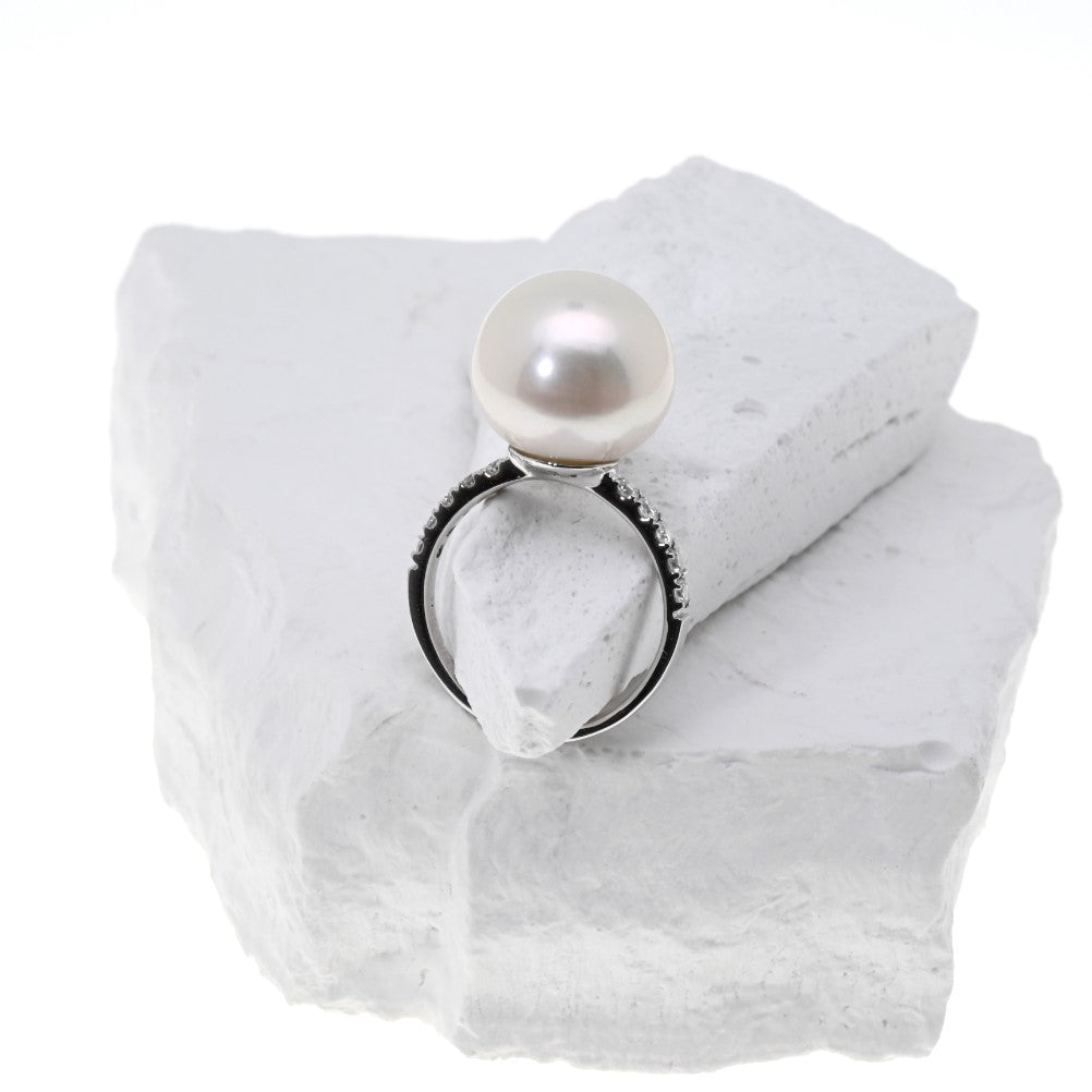 "FERNANDA" - White Pearl Ring with Diamonds