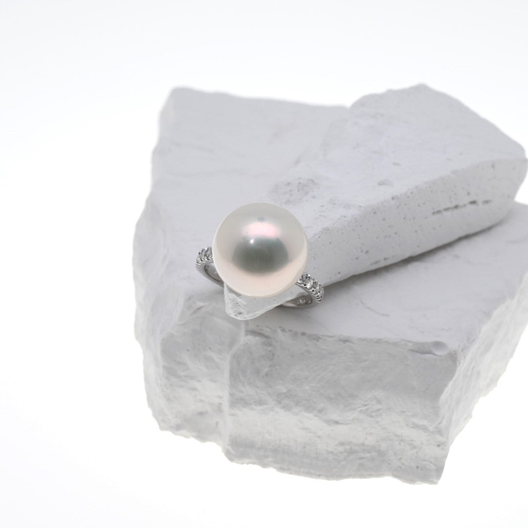 "FERNANDA" - White Pearl Ring with Diamonds