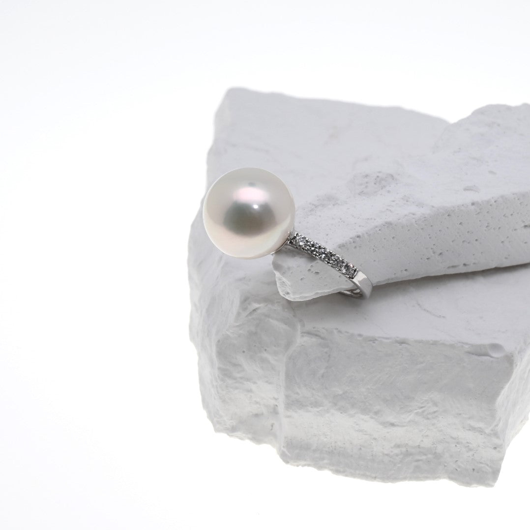 "FERNANDA" - White Pearl Ring with Diamonds